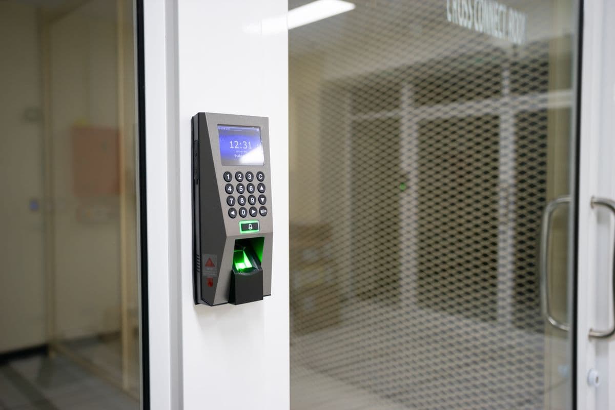 Sistema biométrico de control de acceso para instalaciones corporativas
